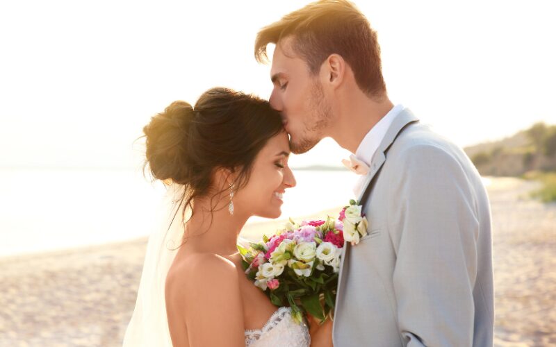 おでこにキスする新郎新婦