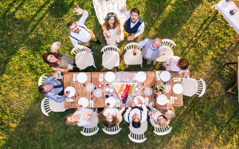 結婚式のテーブルに座る仲良しの家族