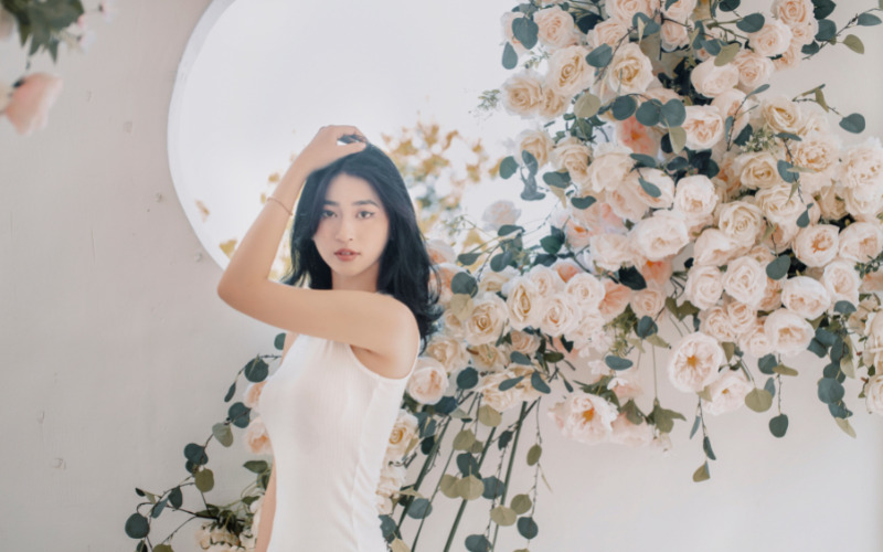 洗練された女性と花