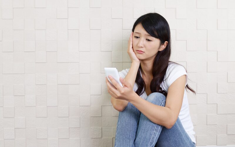 悩んでいる女性