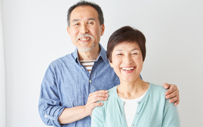 嬉しそうに微笑む中高年のカップル